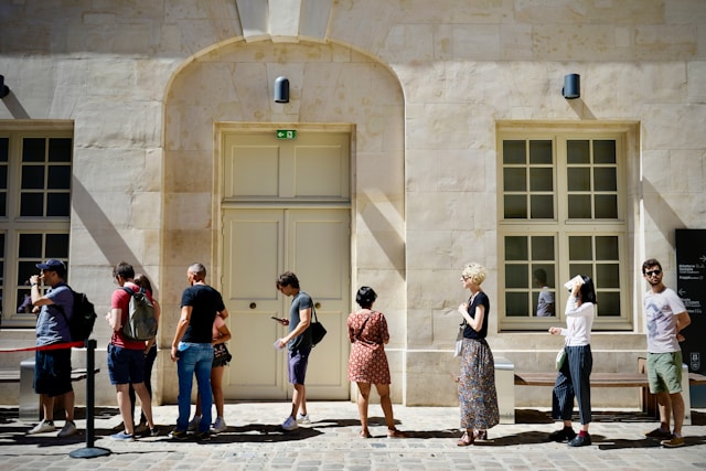 persone in fila per rinnovo permesso di soggiorno