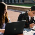 studenti universitari che lavorano online