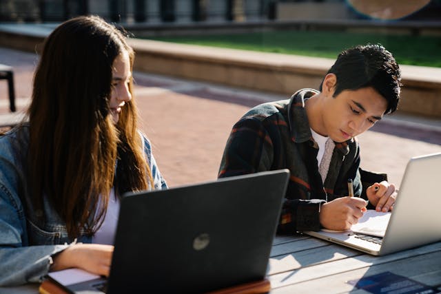 studenti universitari che lavorano online