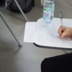 studente che sostiene un esame di ingresso all'università
