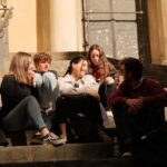 gruppo di studenti internazionali che chiacchiera
