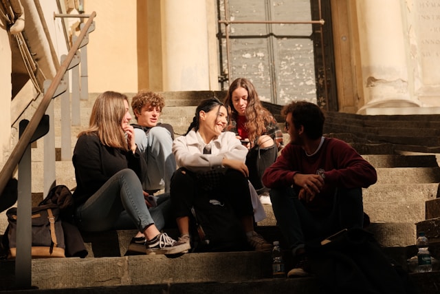 gruppo di studenti internazionali che chiacchiera