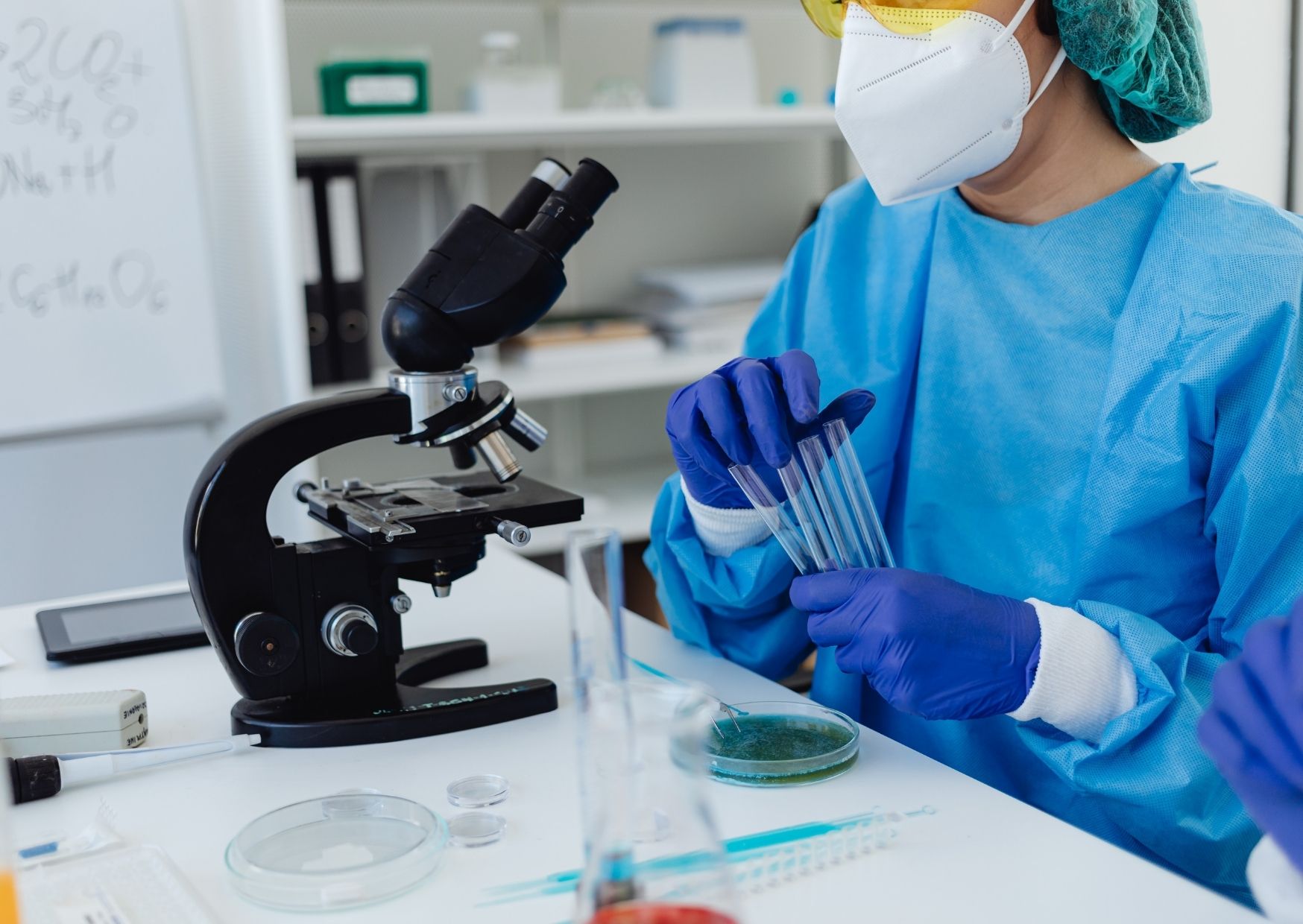 ricercatore in laboratorio